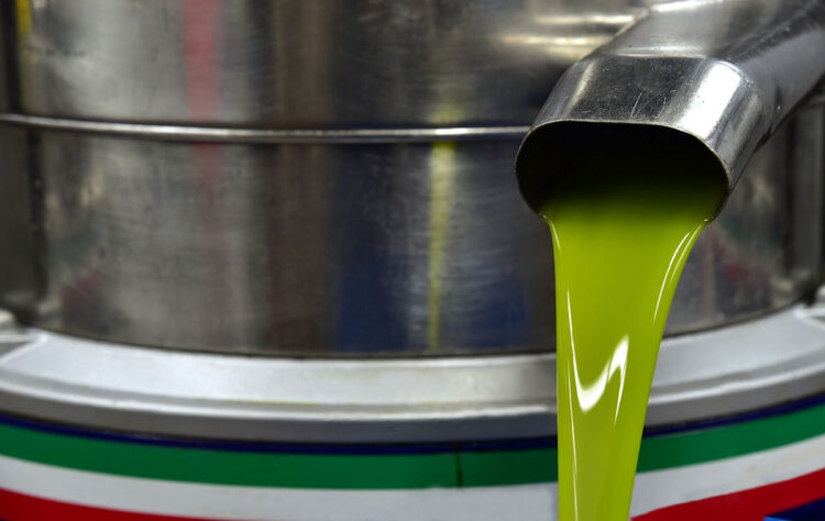 Imbottigliavano olio in pessime condizioni e senza autorizzazione: chiusa azienda nel ragusano