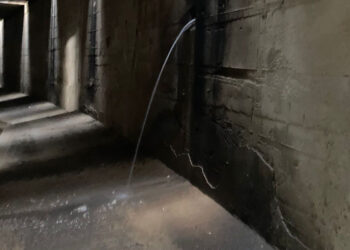 Modica, perdita di acqua nell'alveo di viale Quasimodo