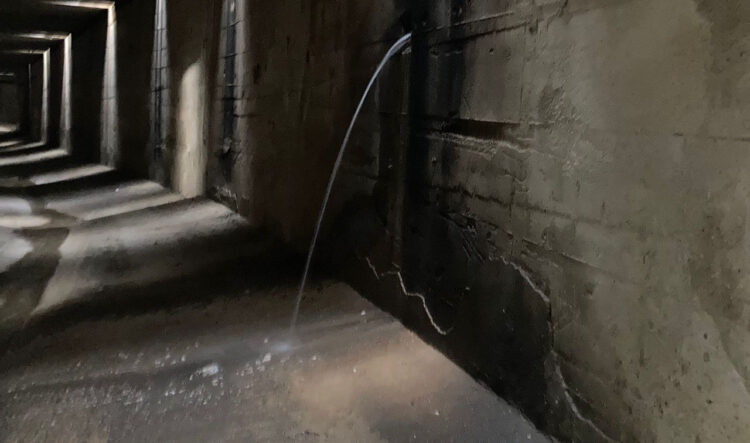 Modica, perdita di acqua nell'alveo di viale Quasimodo