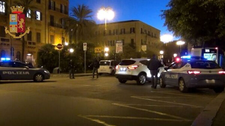 Lega un cane a un palo e gli dà fuoco: orrore in via delle Croci