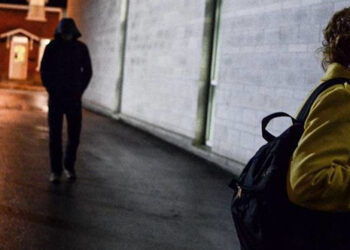 Diciassettenne perseguitava la ex, arrestato a Caltanissetta: pedinamenti e scritte sui muri 