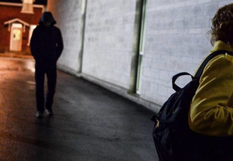 Diciassettenne perseguitava la ex, arrestato a Caltanissetta: pedinamenti e scritte sui muri 