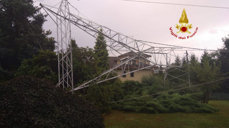 Cade traliccio alta tensione di 25 metri: evacuate due ville