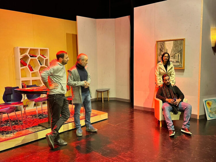 Uomini sull'orlo di una crisi di nervi a Comiso