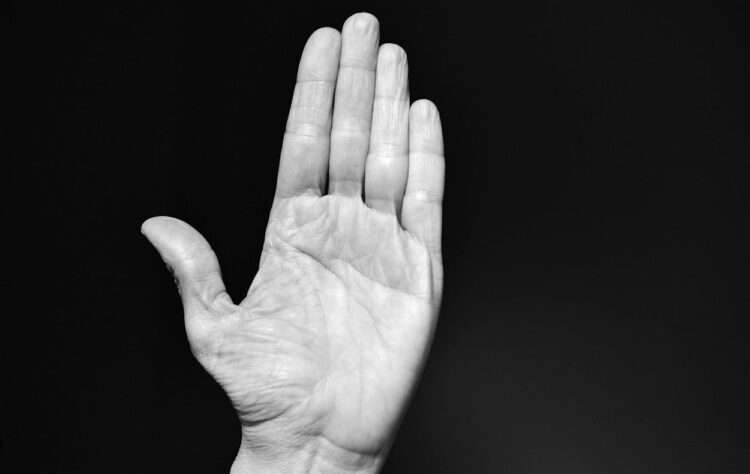 Ragusa, divieto di avvicinamento per 28enne violento