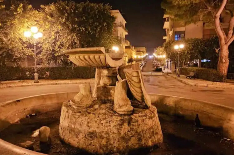 Vittoria, danneggiano fontana con petardo a Capodanno: denunciati 2 minorenni