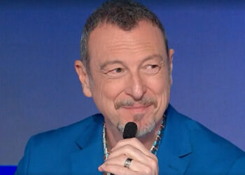 Amadeus, direttore artistico del Festival di Sanremo, mentre annuncia il suo addio e la ricerca di nuove sfide