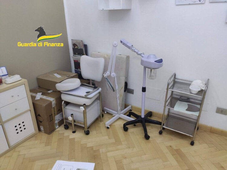 Scoperta estetista abusiva, scatta il sequestro