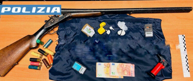 Vittoria, cocaina, hashish e un fucile calibro 12 detenuto illegalmente: arrestato