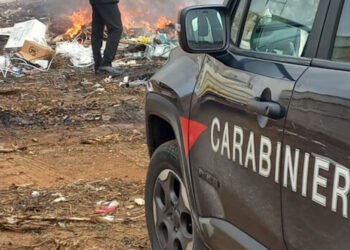Fumarole a Vittoria, sorpreso mentre incendiava chili di rifiuti: denunciato