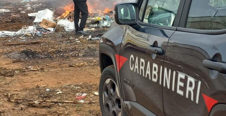 Fumarole a Vittoria, sorpreso mentre incendiava chili di rifiuti: denunciato