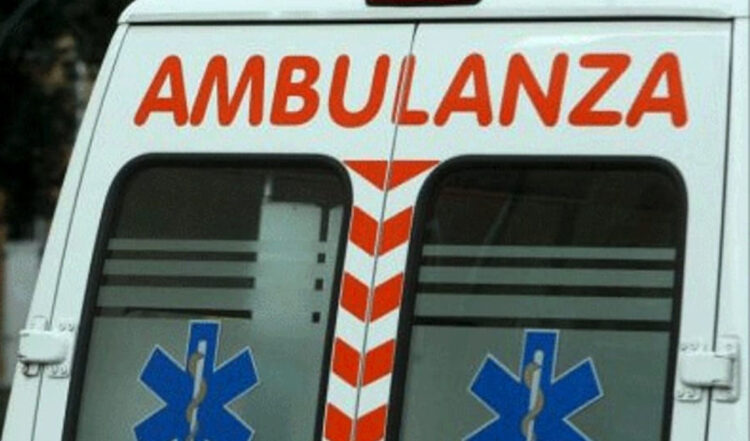 Cade dalle scale e si rialza, poi cade sul marciapiede e muore