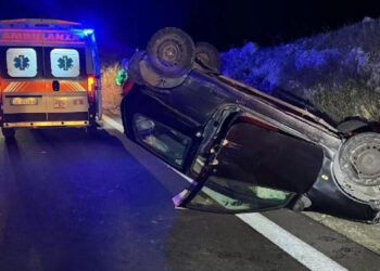 Ruba auto a Modica e cappotta sulla Ragusa-Catania, il conducente, insanguinato scappa