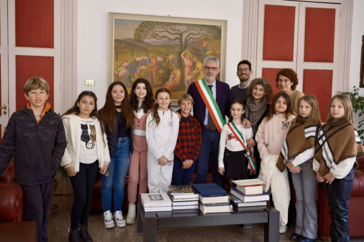 Ragusa, visita “istituzionale” in Comune, il sindaco riceve la baby sindaca