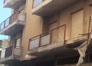 Camion contro balcone a Vittoria