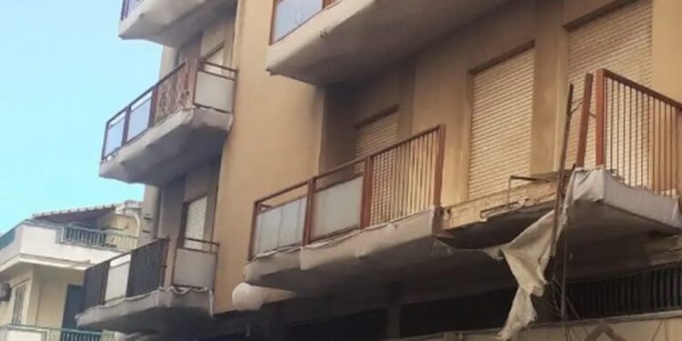 Camion contro balcone a Vittoria