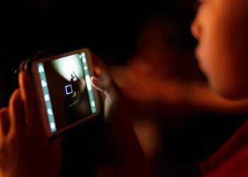 Disturbi mentali, vietare e ridurre uso di smartphone a bambini: in Sicilia legge-voto