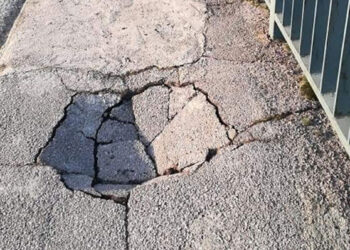Palermo, una buca si è aperta nel marciapiede del ponte