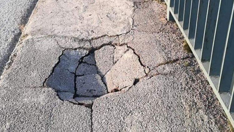 Palermo, una buca si è aperta nel marciapiede del ponte