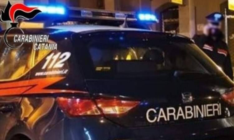 Tenta di strangolare la moglie davanti ai figli piccoli: ti ammazzo, ti sciolgo nell'acido