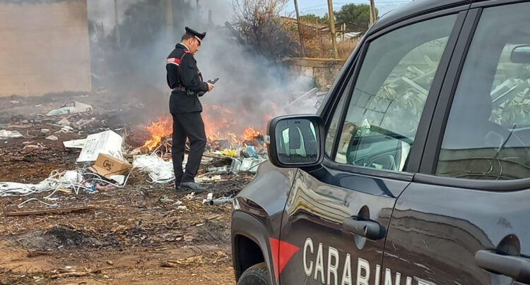 Vittoria, sorpresi a bruciare rifiuti: 3 denunce a Scoglitti