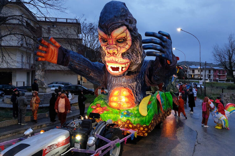 Carnevale Giarratanese con sfilata di carri e ballo in maschera: oggi si replica