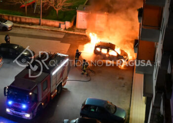 Incendio a Modica: a fuoco un furgone