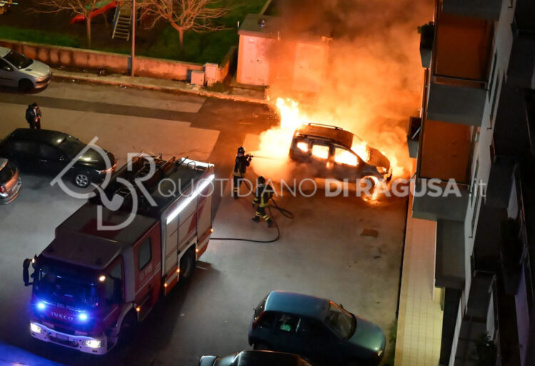 Incendio a Modica: a fuoco un furgone