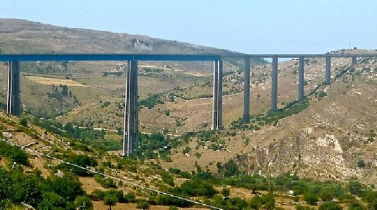 Ragusa, donna salvata sul ponte Costanzo