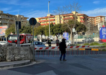 Auto bloccata tra le sbarre del passaggio a livello: attimi di paura a Ragusa