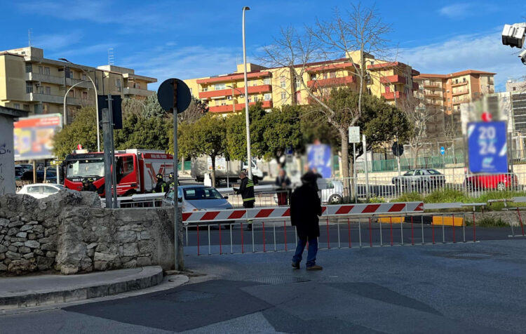 Auto bloccata tra le sbarre del passaggio a livello: attimi di paura a Ragusa