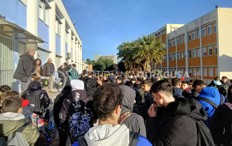 Ragusa, continua la protesta degli studenti del Ferraris