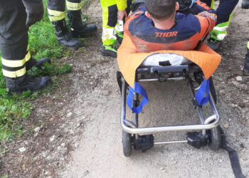 Scivola con la moto in una scarpata: salvato dai carabinieri