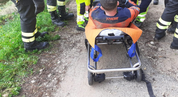 Scivola con la moto in una scarpata: salvato dai carabinieri