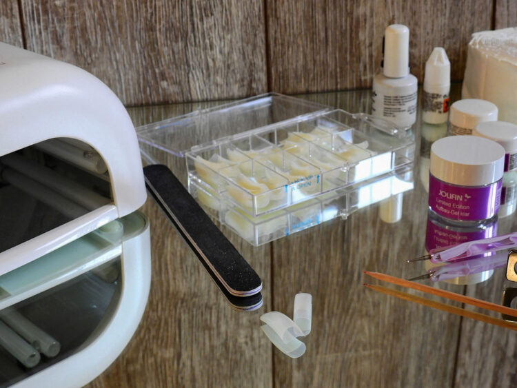 Ricostruzione unghie con gel o semipermanente: guida completa