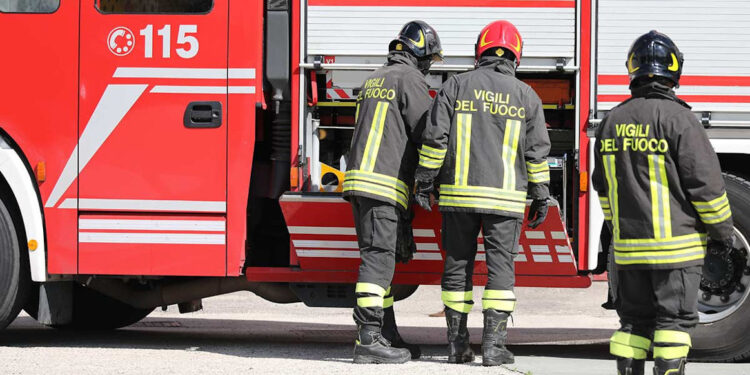 Modica, escavatore trancia tubo del gas nella zona commerciale: traffico in tilt