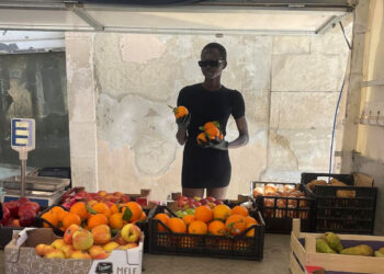 Brand di moda sceglie Scicli per shooting fotografico. C'è Anyiel Majok, modella sudanese