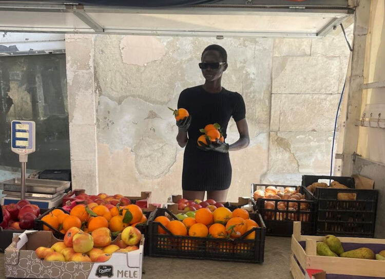 Brand di moda sceglie Scicli per shooting fotografico. C'è Anyiel Majok, modella sudanese