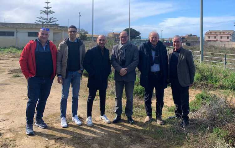 Lavori al campo di calcio di Vittoria