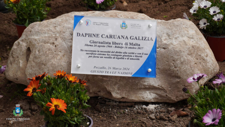 Pozzallo, Giardino dei Giusti: targa e albero in ricordo di Daphne Caruana Galizia