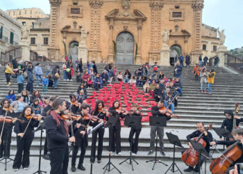 2000 uova dipinte di rosso a Modica