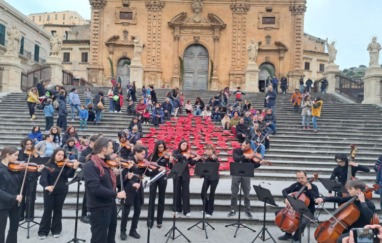 2000 uova dipinte di rosso a Modica