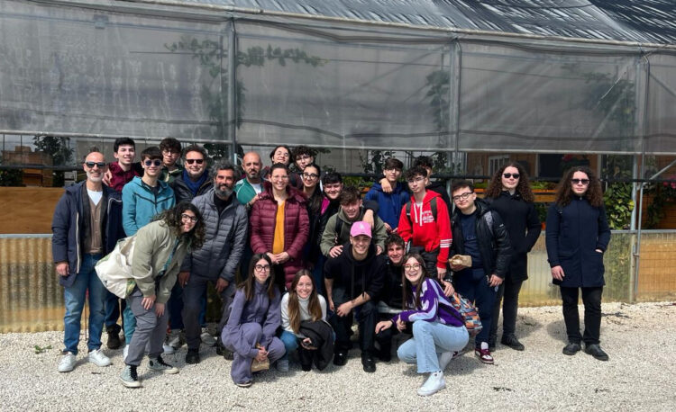Studenti del Liceo di Vittoria agli orti sociali di Ragusa