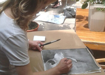 Zodiaco e Fiori: l'arte di Mariella Guastella al Vitaliano Brancati di Scicli