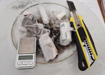 Droga e farmaci tra una cabina telefonica e un muro: una arresto a Vittoria