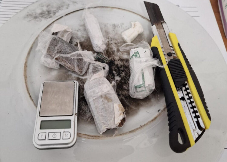 Droga e farmaci tra una cabina telefonica e un muro: una arresto a Vittoria