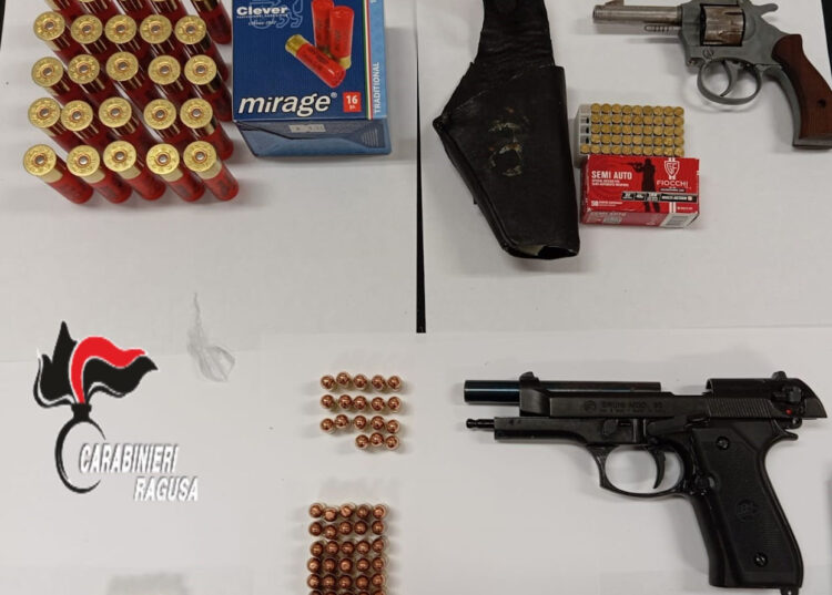 Carabinieri Modica e Scicli: pistola on casa: arrestato 25enne
