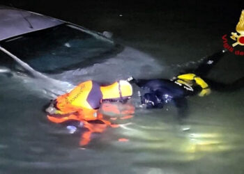 Auto senza freno a mano finisce in mare