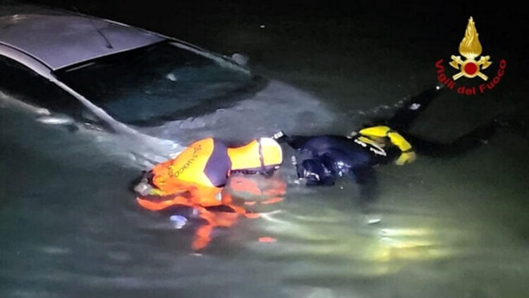Auto senza freno a mano finisce in mare