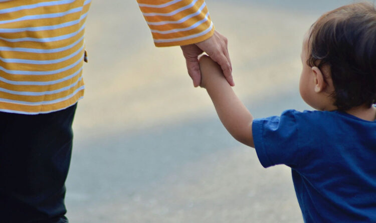Bonus mamme 2024, il bonus con beffa: se ricevi 64 euro ne perdi 49
